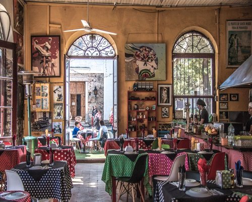 A quiet cafe interior in Colonia Nápoles, ideal for remote working